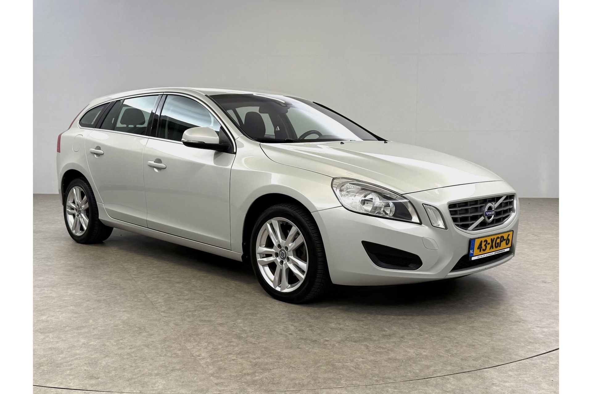 Volvo V60 1.6 T3 Momentum Cruisecontrol | Parkeersensoren | Navigatie | Clima | 17"LMV