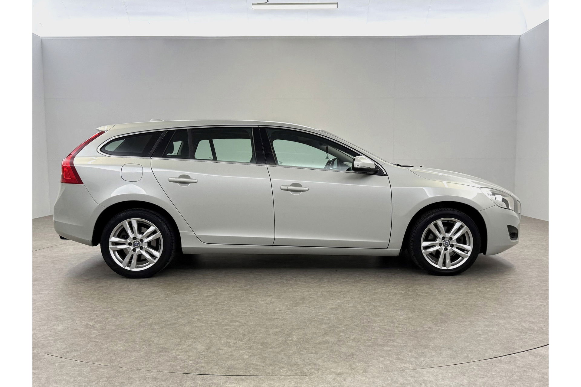 Volvo V60 1.6 T3 Momentum Cruisecontrol | Parkeersensoren | Navigatie | Clima | 17"LMV