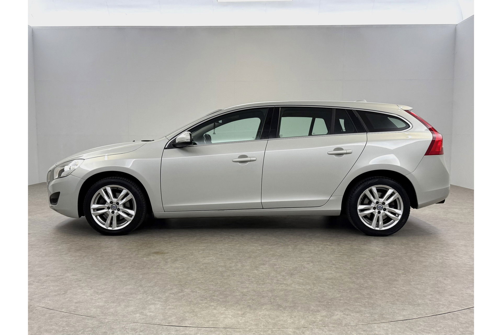 Volvo V60 1.6 T3 Momentum Cruisecontrol | Parkeersensoren | Navigatie | Clima | 17"LMV
