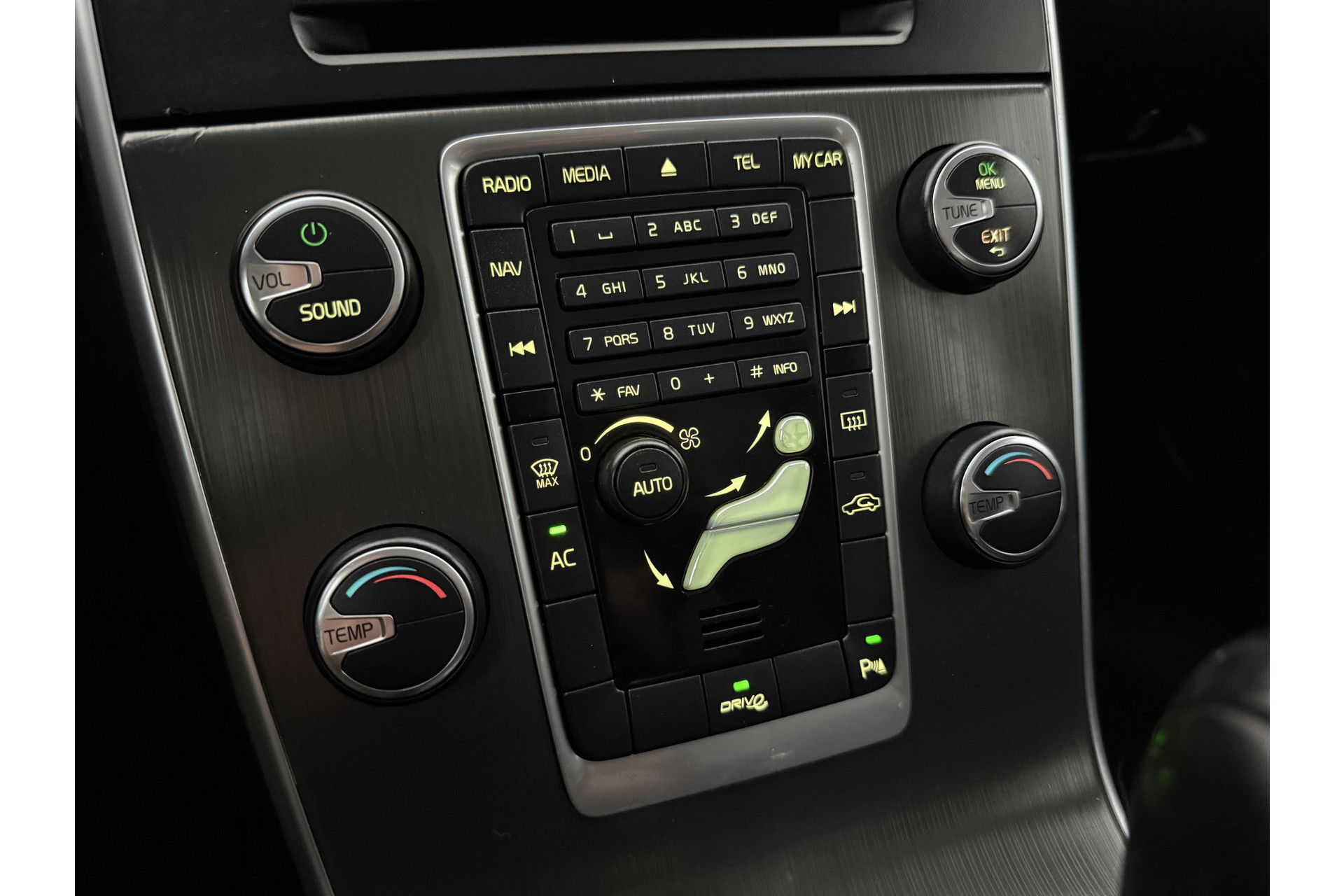 Volvo V60 1.6 T3 Momentum Cruisecontrol | Parkeersensoren | Navigatie | Clima | 17"LMV