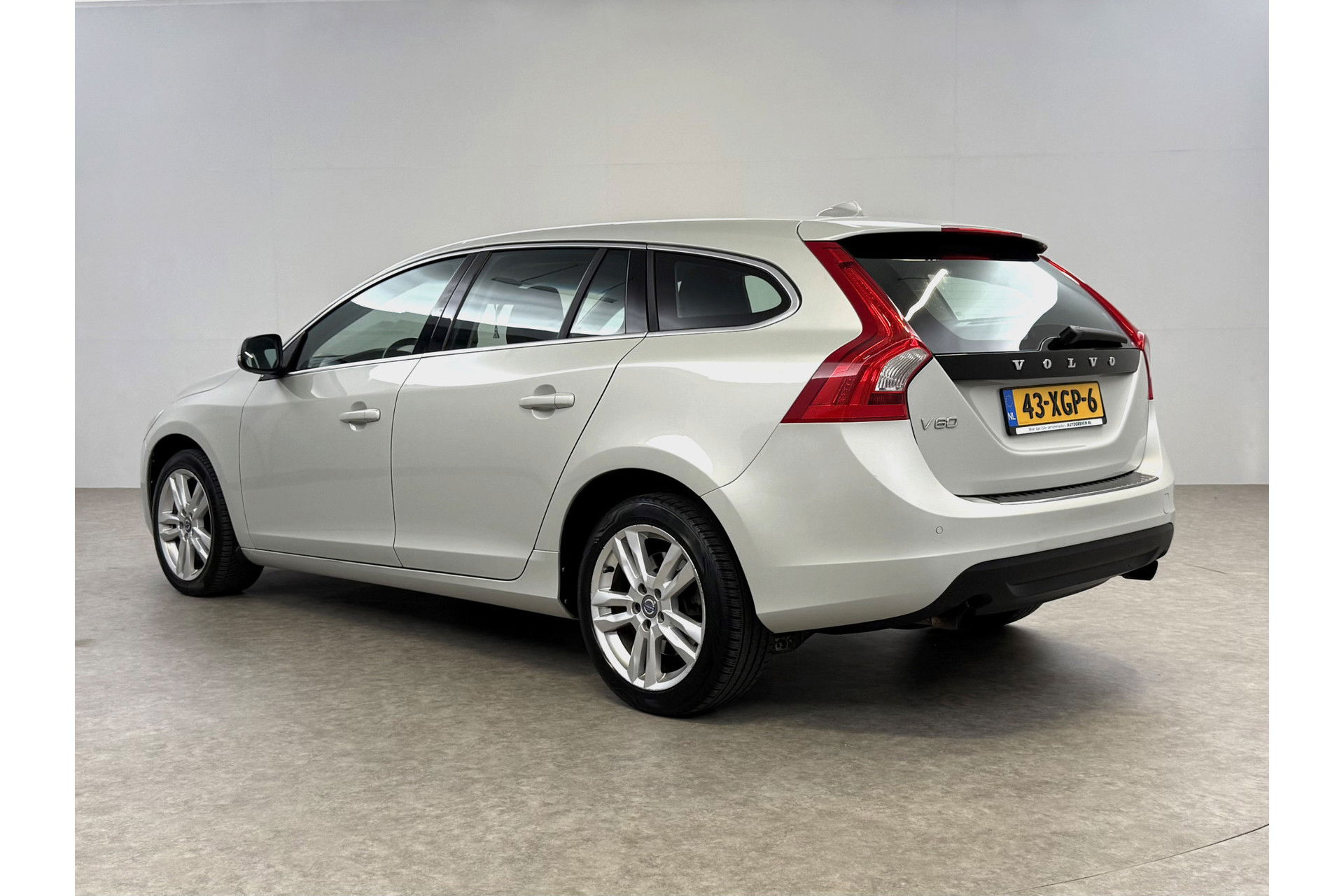 Volvo V60 1.6 T3 Momentum Cruisecontrol | Parkeersensoren | Navigatie | Clima | 17"LMV