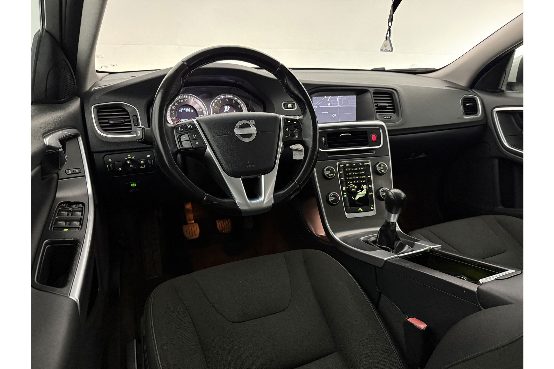 Volvo V60 1.6 T3 Momentum Cruisecontrol | Parkeersensoren | Navigatie | Clima | 17"LMV