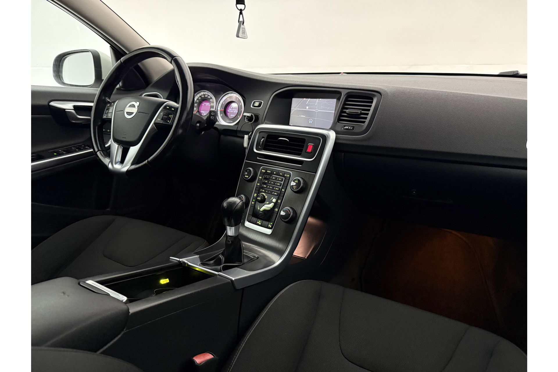 Volvo V60 1.6 T3 Momentum Cruisecontrol | Parkeersensoren | Navigatie | Clima | 17"LMV