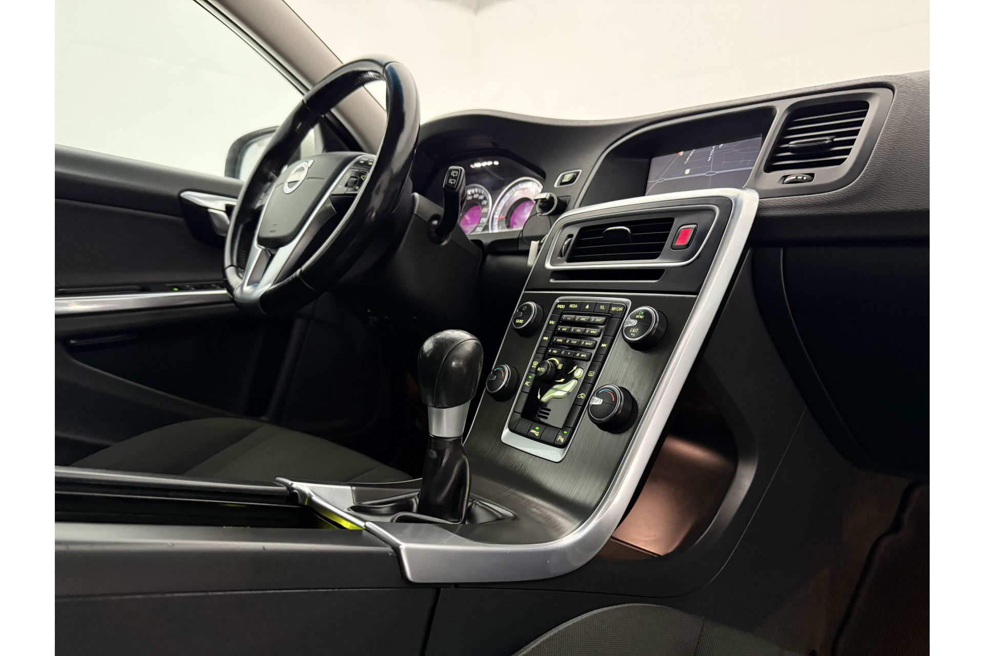 Volvo V60 1.6 T3 Momentum Cruisecontrol | Parkeersensoren | Navigatie | Clima | 17"LMV