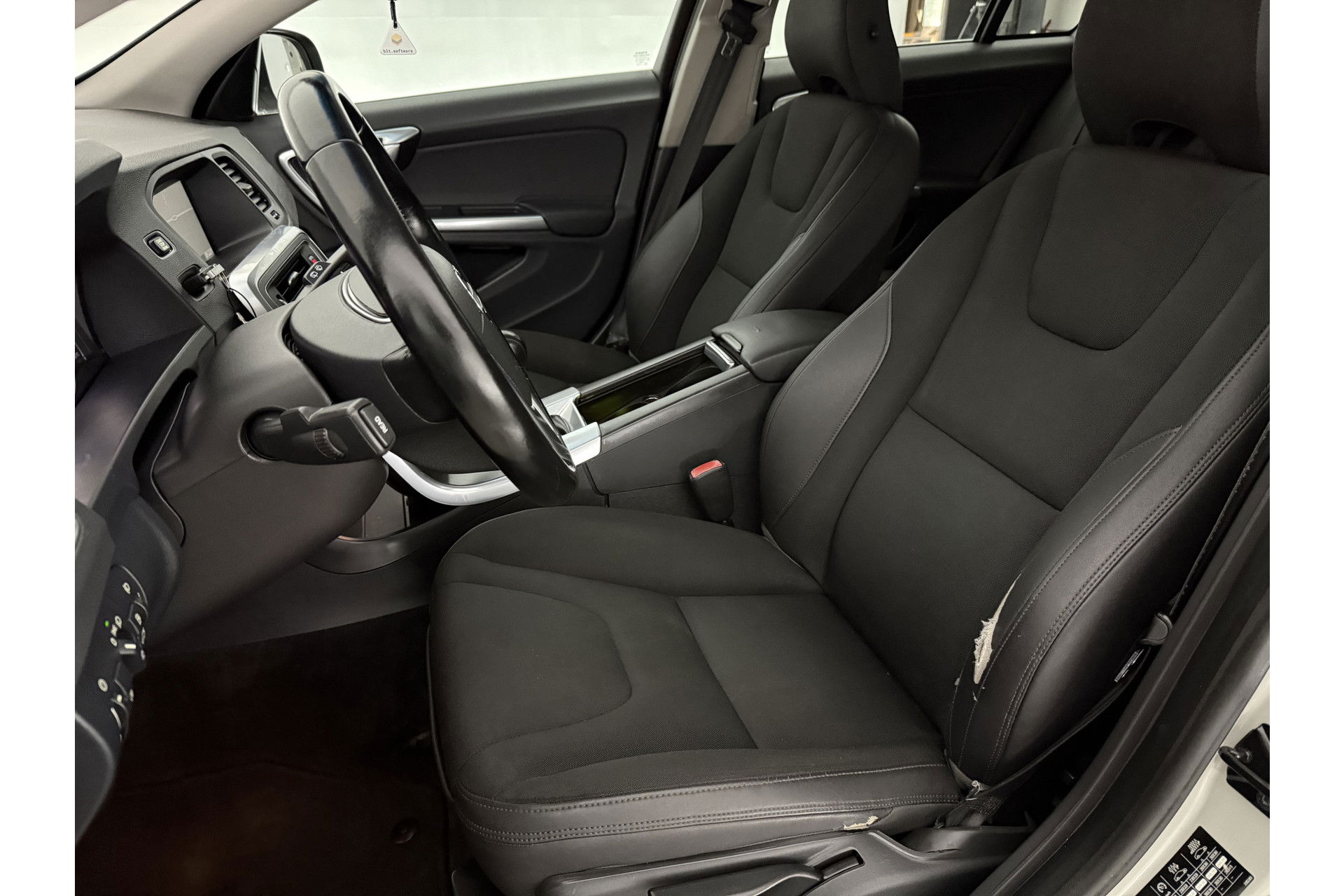 Volvo V60 1.6 T3 Momentum Cruisecontrol | Parkeersensoren | Navigatie | Clima | 17"LMV