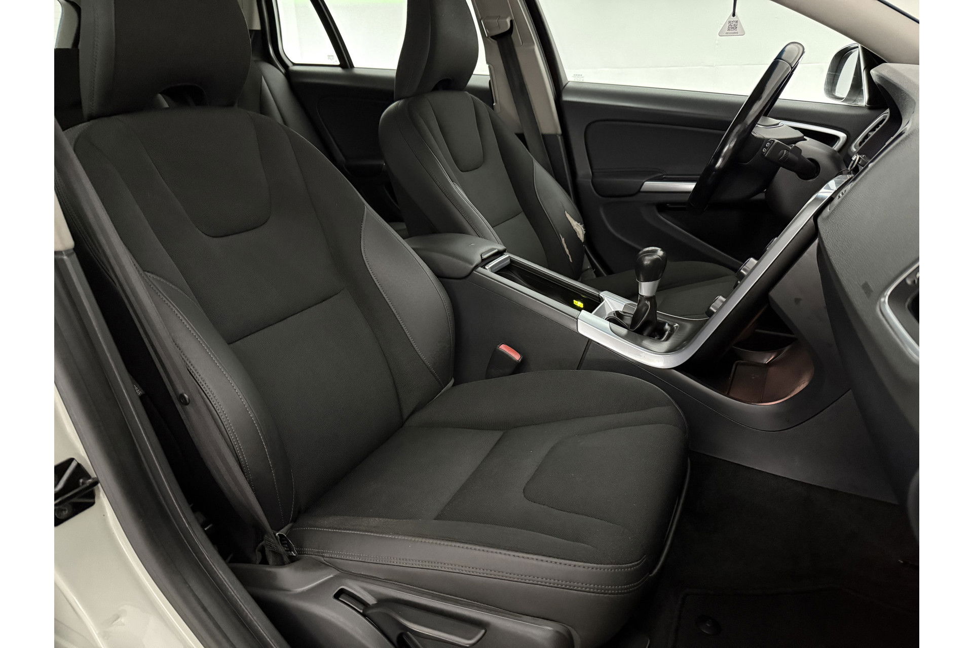 Volvo V60 1.6 T3 Momentum Cruisecontrol | Parkeersensoren | Navigatie | Clima | 17"LMV