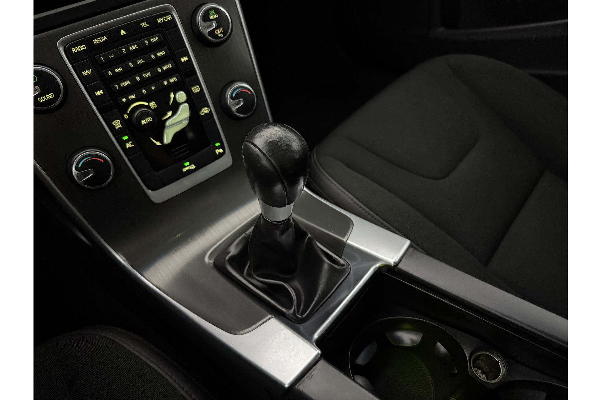 Volvo V60 1.6 T3 Momentum Cruisecontrol | Parkeersensoren | Navigatie | Clima | 17"LMV