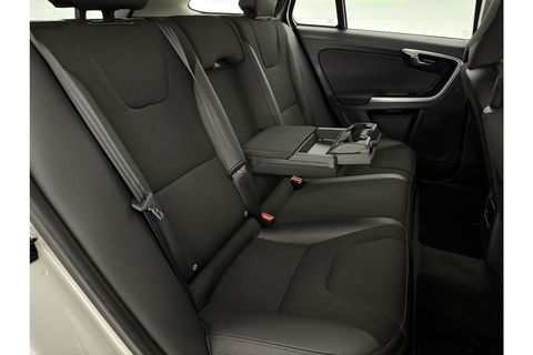Volvo V60 1.6 T3 Momentum Cruisecontrol | Parkeersensoren | Navigatie | Clima | 17"LMV
