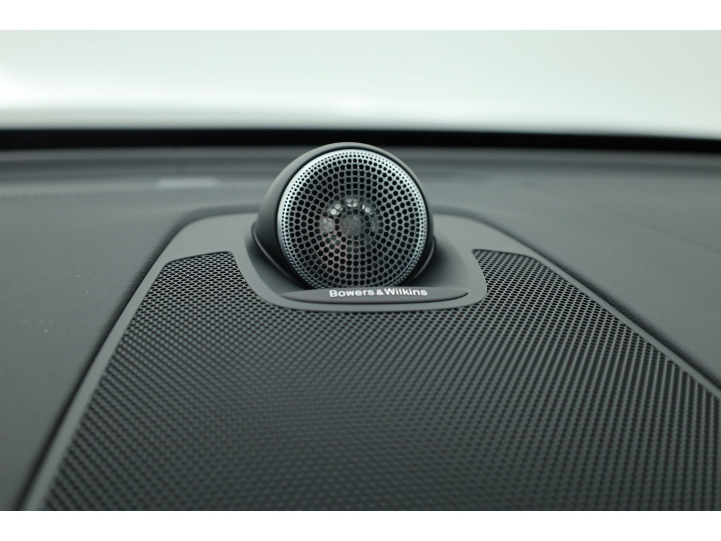 Volvo XC60 2.0 T8 Plug-in hybrid AWD Ultra Black Edition | Luchtvering | 360cam | Elek. Trekhaak | HUD | Bowers & Wilkins | Memory
