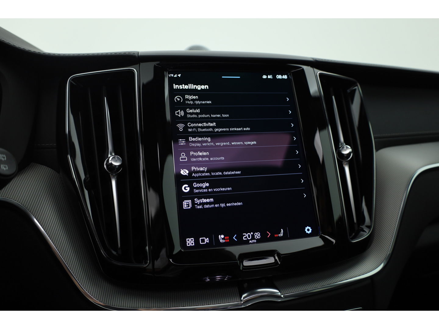 Volvo XC60 2.0 T8 Plug-in hybrid AWD Ultra Black Edition | Luchtvering | 360cam | Elek. Trekhaak | HUD | Bowers & Wilkins | Memory