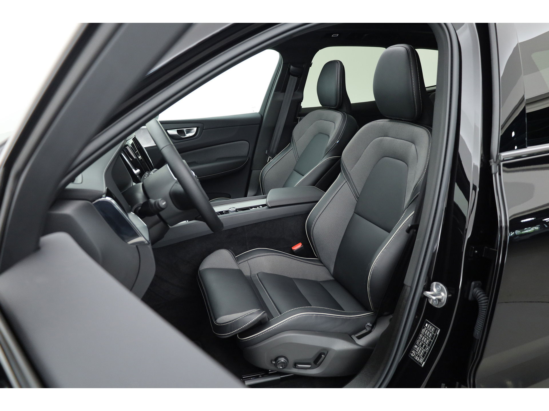 Volvo XC60 2.0 T8 Plug-in hybrid AWD Ultra Black Edition | Luchtvering | 360cam | Elek. Trekhaak | HUD | Bowers & Wilkins | Memory