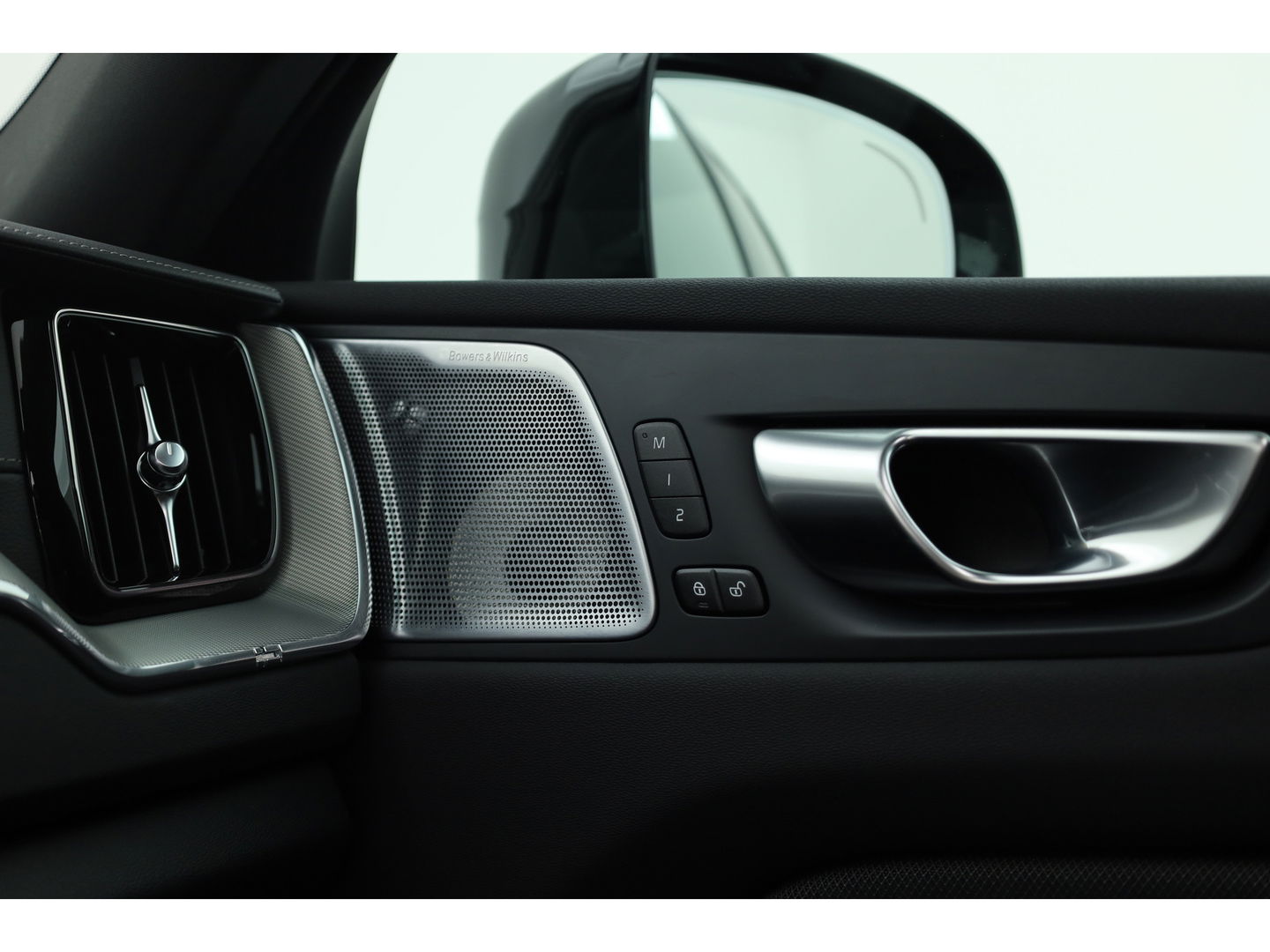 Volvo XC60 2.0 T8 Plug-in hybrid AWD Ultra Black Edition | Luchtvering | 360cam | Elek. Trekhaak | HUD | Bowers & Wilkins | Memory
