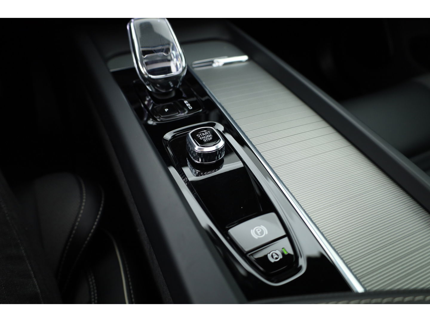 Volvo XC60 2.0 T8 Plug-in hybrid AWD Ultra Black Edition | Luchtvering | 360cam | Elek. Trekhaak | HUD | Bowers & Wilkins | Memory