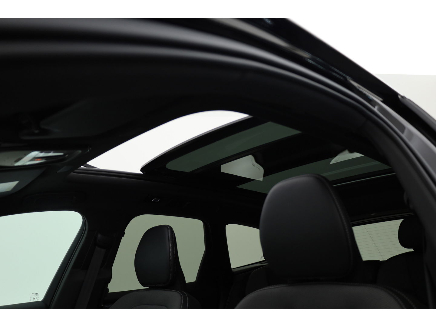 Volvo XC60 2.0 T8 Plug-in hybrid AWD Ultra Black Edition | Luchtvering | 360cam | Elek. Trekhaak | HUD | Bowers & Wilkins | Memory