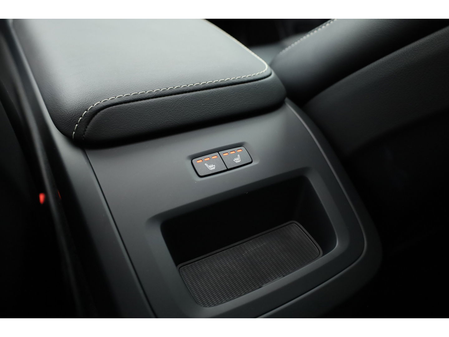 Volvo XC60 2.0 T8 Plug-in hybrid AWD Ultra Black Edition | Luchtvering | 360cam | Elek. Trekhaak | HUD | Bowers & Wilkins | Memory