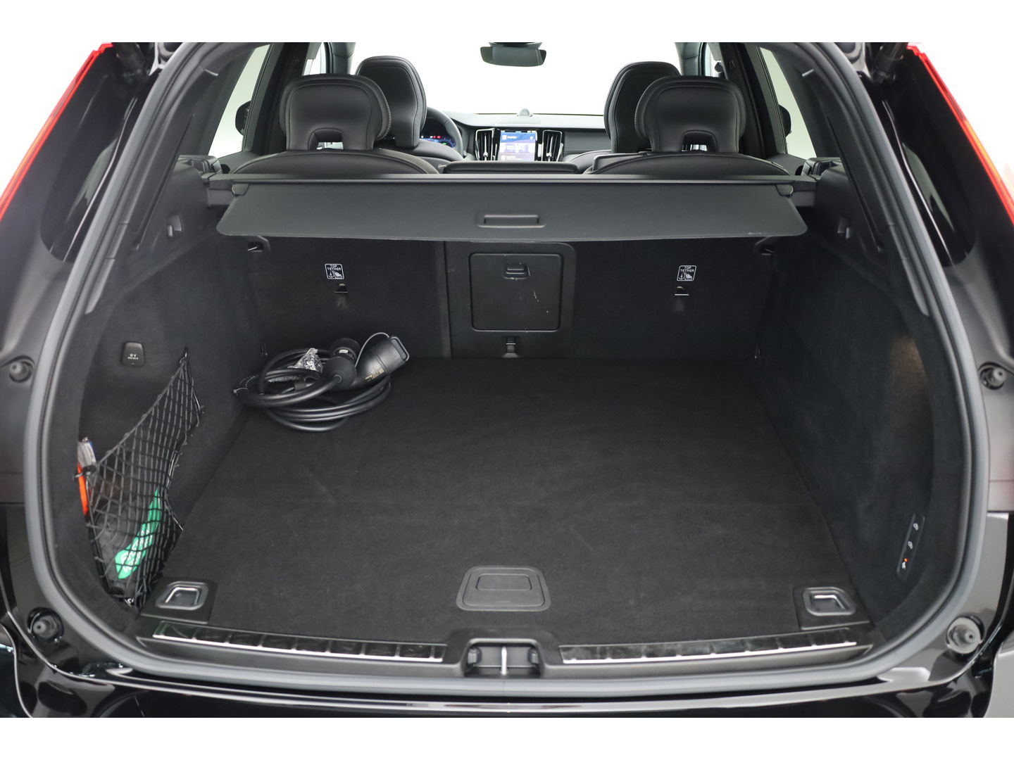 Volvo XC60 2.0 T8 Plug-in hybrid AWD Ultra Black Edition | Luchtvering | 360cam | Elek. Trekhaak | HUD | Bowers & Wilkins | Memory