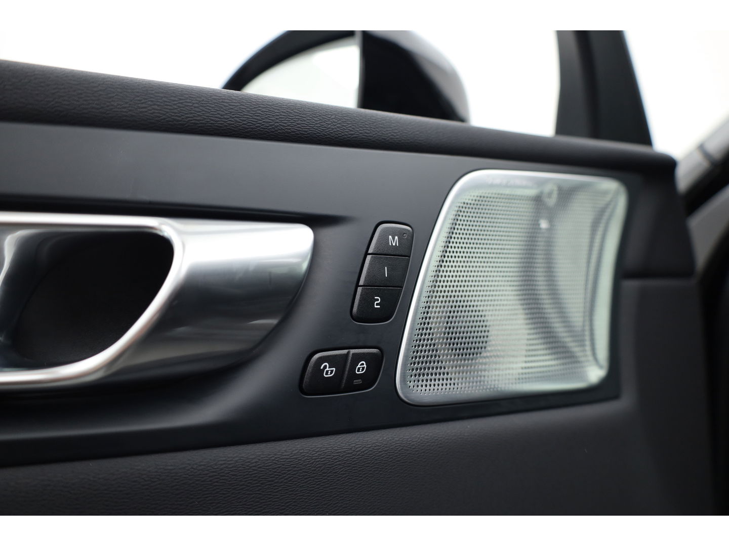 Volvo XC60 2.0 T8 Plug-in hybrid AWD Ultra Black Edition | Luchtvering | 360cam | Elek. Trekhaak | HUD | Bowers & Wilkins | Memory