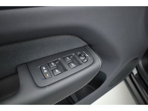 Volvo XC60 2.0 T8 Plug-in hybrid AWD Ultra Black Edition | Luchtvering | 360cam | Elek. Trekhaak | HUD | Bowers & Wilkins | Memory