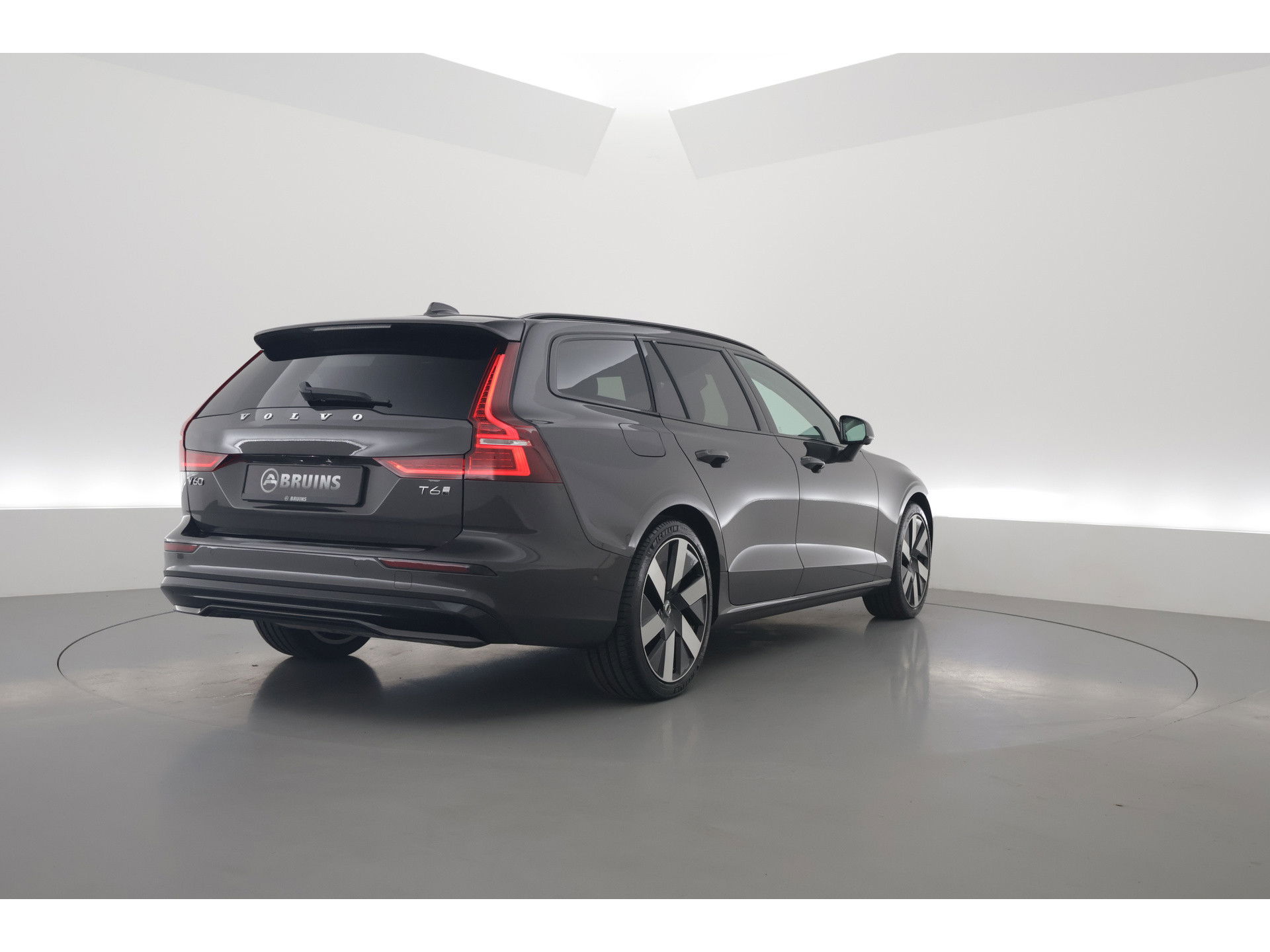 Volvo V60 2.0 T6 Plug-in hybrid AWD Ultra Dark | Pano-dak | 360 camera |  Head-up | Trekhaak | H&K- Audio|