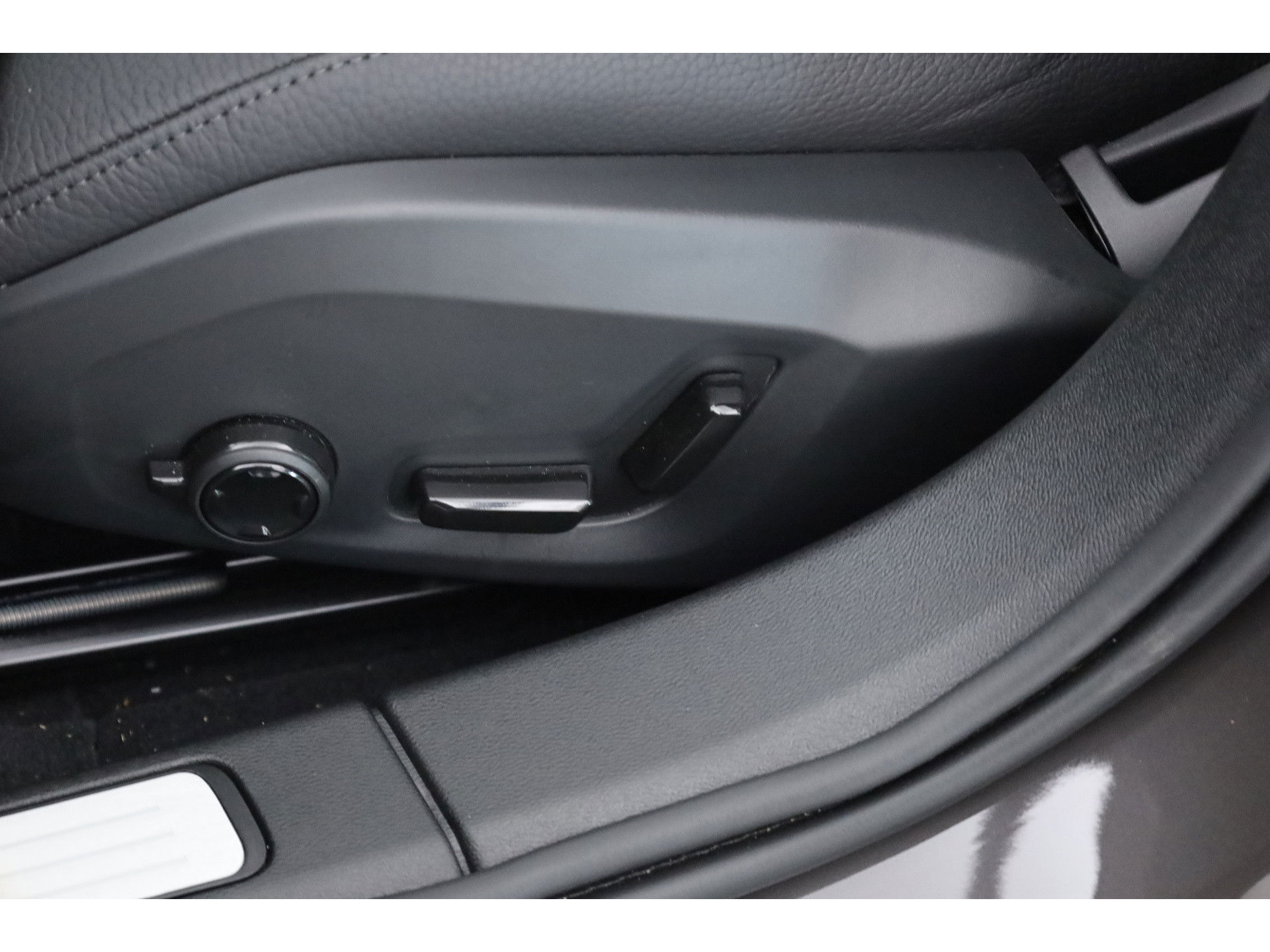 Volvo V60 2.0 T6 Plug-in hybrid AWD Ultra Dark | Pano-dak | 360 camera |  Head-up | Trekhaak | H&K- Audio|
