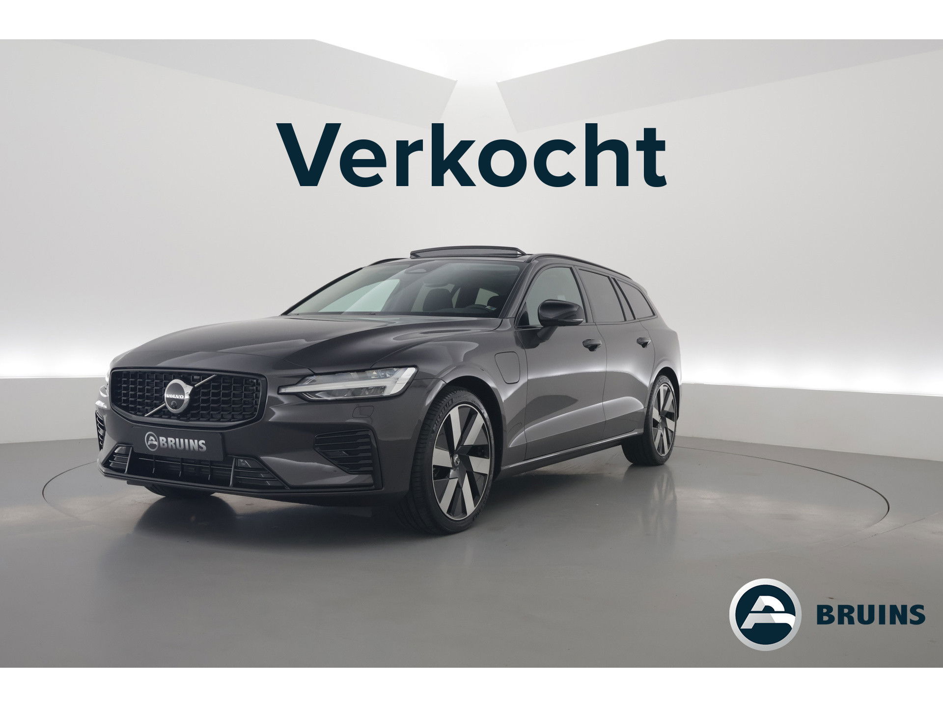 Volvo V60 2.0 T6 Plug-in hybrid AWD Ultra Dark | Pano-dak | 360 camera |  Head-up | Trekhaak | H&K- Audio|