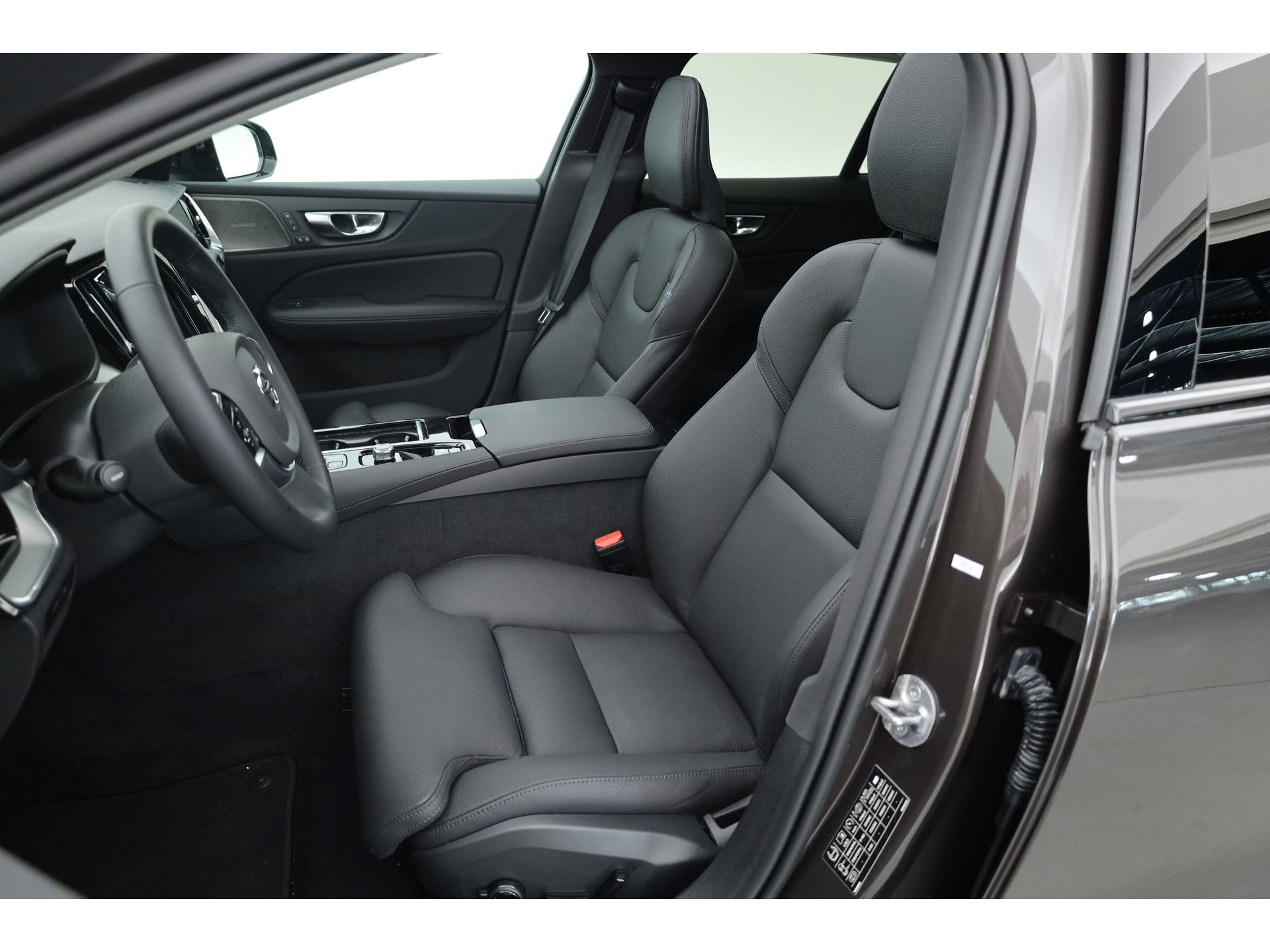 Volvo V60 2.0 T6 Plug-in hybrid AWD Ultra Dark | Pano-dak | 360 camera |  Head-up | Trekhaak | H&K- Audio|