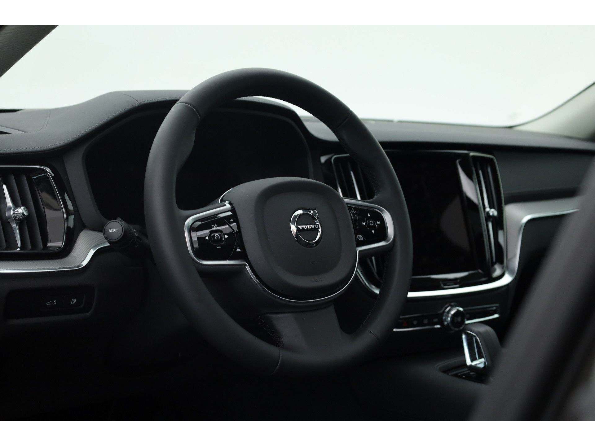 Volvo V60 2.0 T6 Plug-in hybrid AWD Ultra Dark | Pano-dak | 360 camera |  Head-up | Trekhaak | H&K- Audio|