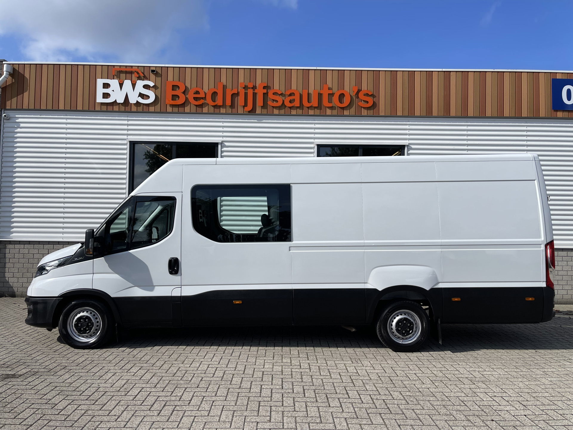 Iveco Daily 35S16V 2.3 410 L4H2 DC 7 persoons / ideaal voor motorsport camper / lease vanaf € 536 / mag 3500 kg trekken / climate control / euro 6 diesel / 270 graden achterdeuren !