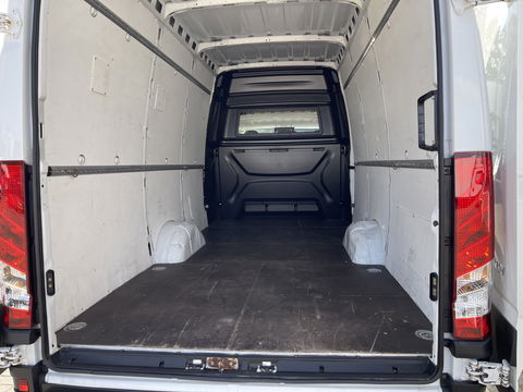 Iveco Daily 35S16V 2.3 410 L4H2 DC 7 persoons / ideaal voor motorsport camper / lease vanaf € 536 / mag 3500 kg trekken / climate control / euro 6 diesel / 270 graden achterdeuren !
