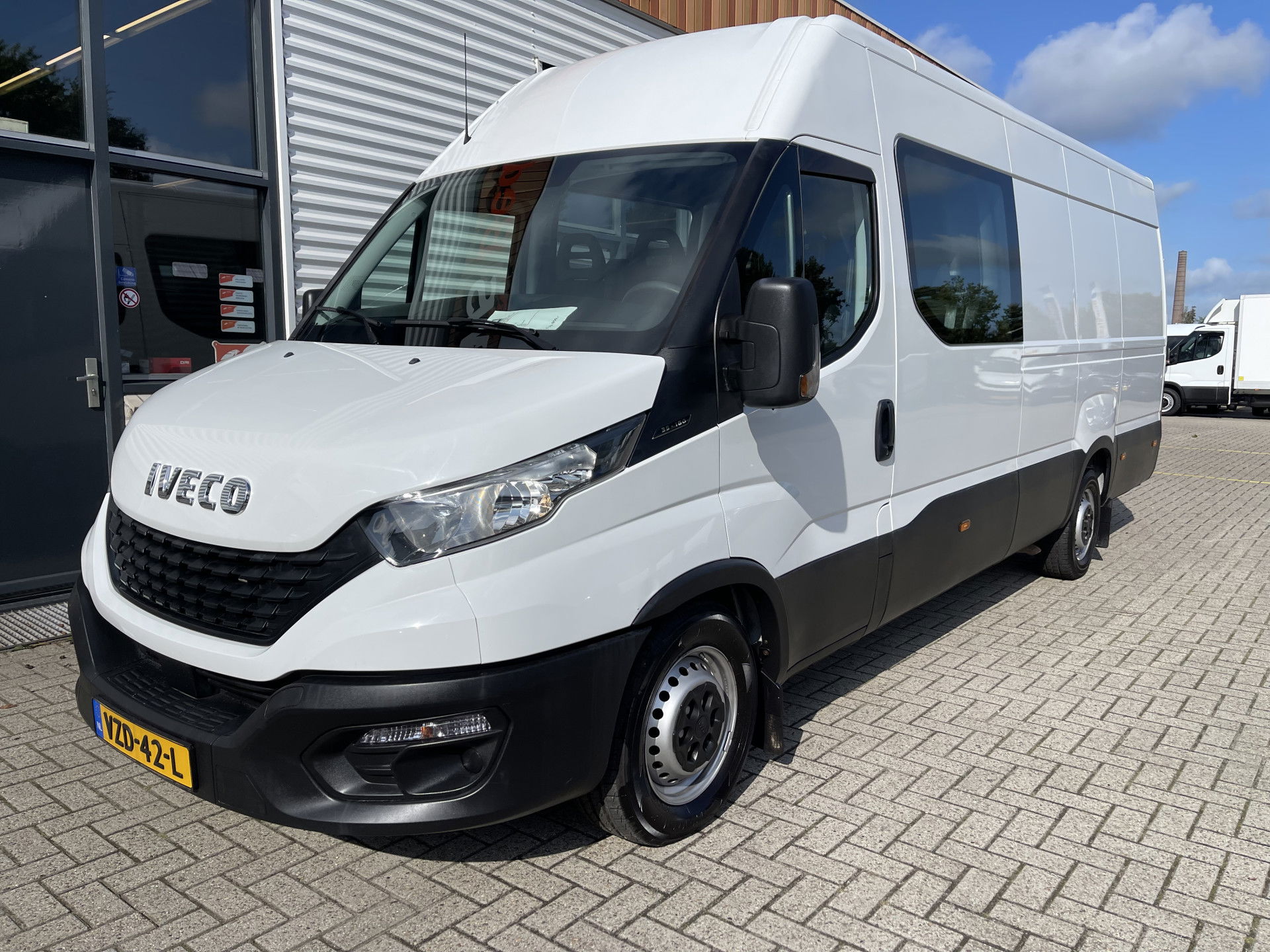 Iveco Daily 35S16V 2.3 410 L4H2 DC 7 persoons / ideaal voor motorsport camper / lease vanaf € 536 / mag 3500 kg trekken / climate control / euro 6 diesel / 270 graden achterdeuren !