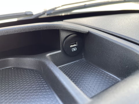 Iveco Daily 35S16V 2.3 410 L4H2 DC 7 persoons / ideaal voor motorsport camper / lease vanaf € 536 / mag 3500 kg trekken / climate control / euro 6 diesel / 270 graden achterdeuren !