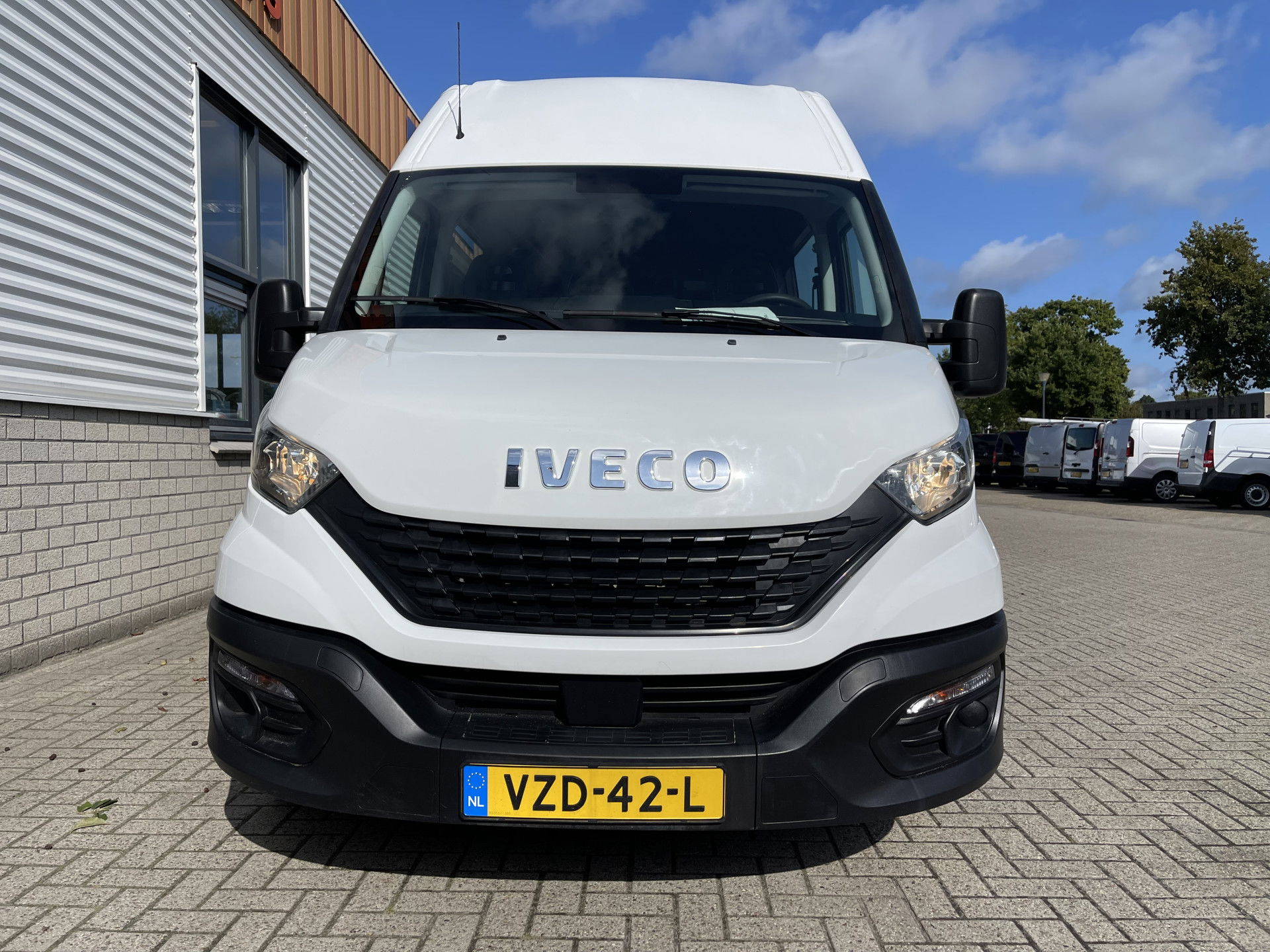 Iveco Daily 35S16V 2.3 410 L4H2 DC 7 persoons / ideaal voor motorsport camper / lease vanaf € 536 / mag 3500 kg trekken / climate control / euro 6 diesel / 270 graden achterdeuren !