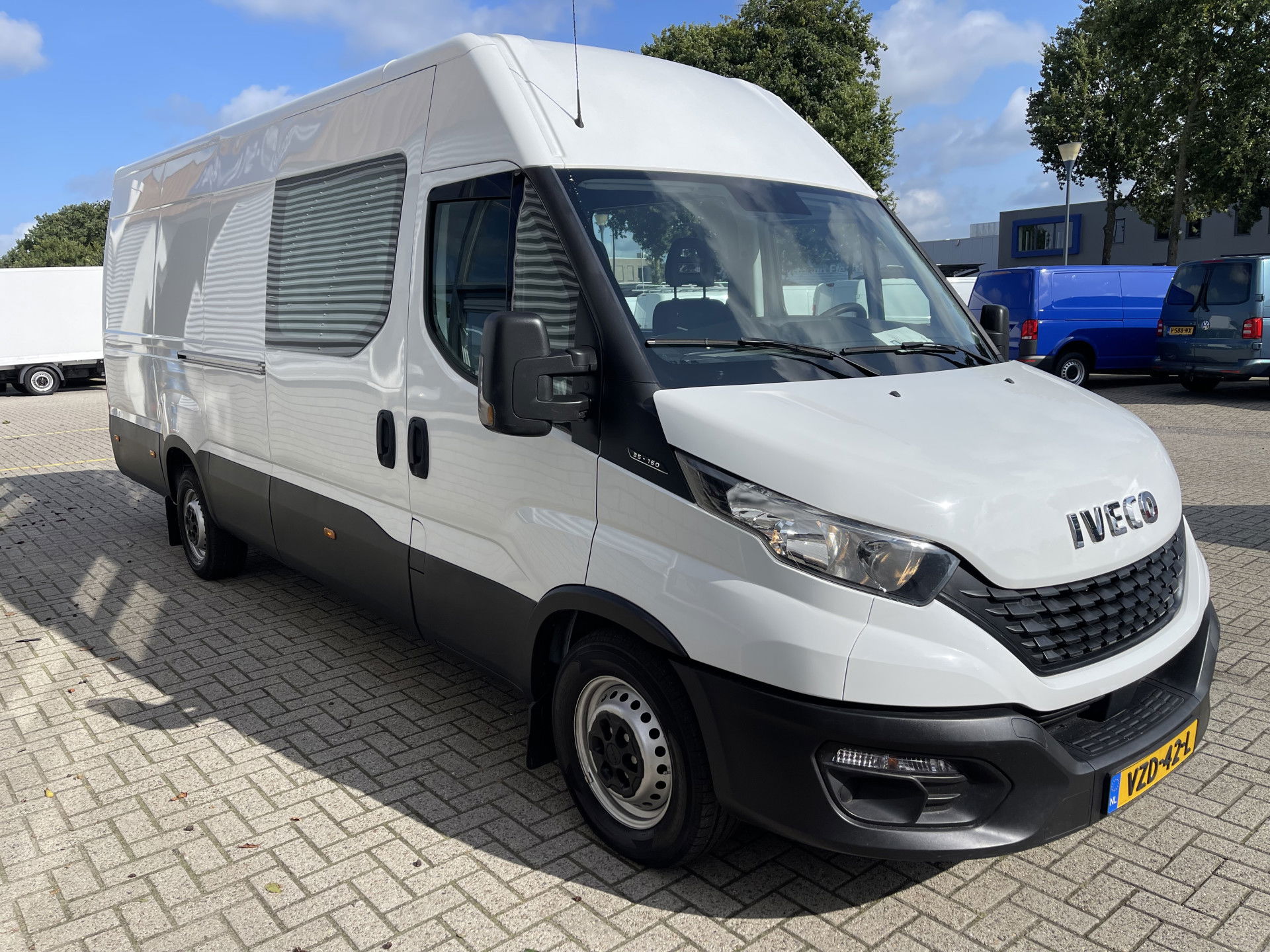 Iveco Daily 35S16V 2.3 410 L4H2 DC 7 persoons / ideaal voor motorsport camper / lease vanaf € 536 / mag 3500 kg trekken / climate control / euro 6 diesel / 270 graden achterdeuren !