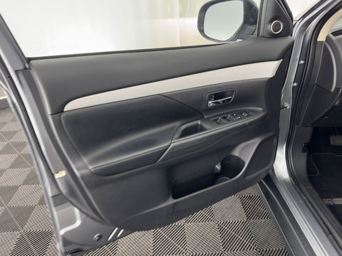 Mitsubishi Outlander 2.0 PHEV Executive Edition X-Line AWD Aut. *NAVI-FULLMAP | LEATHER-FABRIC | COMFORT-SEATS | CAMERA | ROCKFORD-AUDIO | ECC | KEYLESS | SHIFT-PADDLES | PRIVACY-GLASS | TOWBAR | 18"ALU*