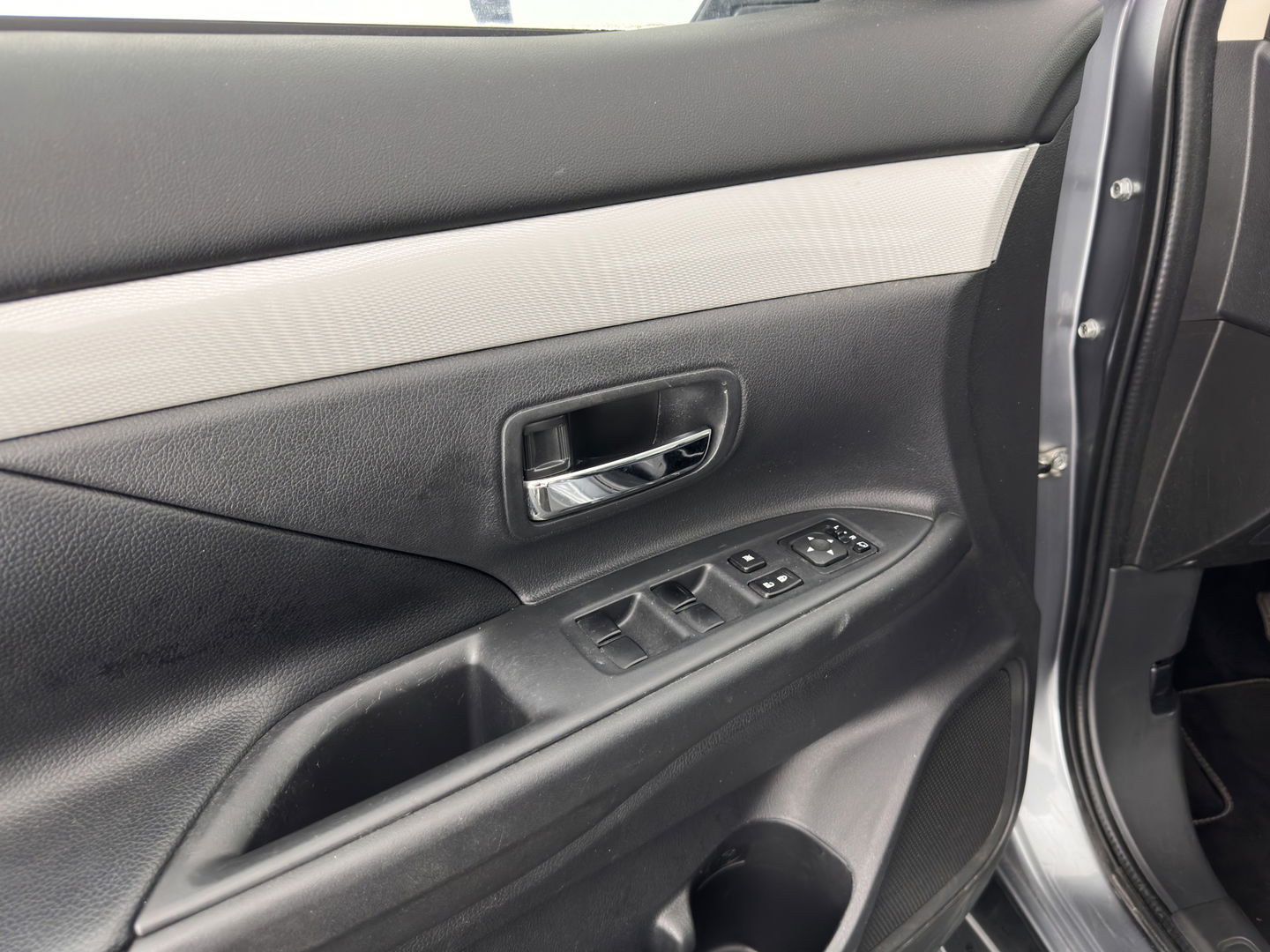 Mitsubishi Outlander 2.0 PHEV Executive Edition X-Line AWD Aut. *NAVI-FULLMAP | LEATHER-FABRIC | COMFORT-SEATS | CAMERA | ROCKFORD-AUDIO | ECC | KEYLESS | SHIFT-PADDLES | PRIVACY-GLASS | TOWBAR | 18"ALU*