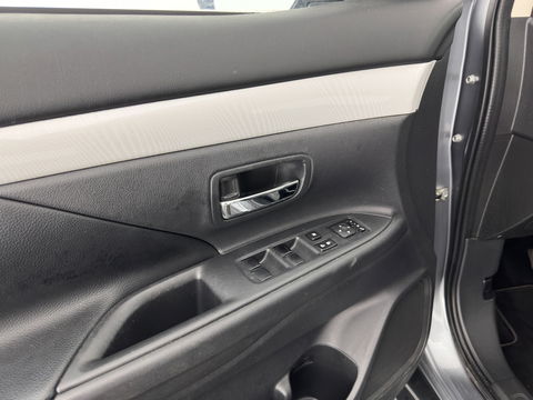 Mitsubishi Outlander 2.0 PHEV Executive Edition X-Line AWD Aut. *NAVI-FULLMAP | LEATHER-FABRIC | COMFORT-SEATS | CAMERA | ROCKFORD-AUDIO | ECC | KEYLESS | SHIFT-PADDLES | PRIVACY-GLASS | TOWBAR | 18"ALU*