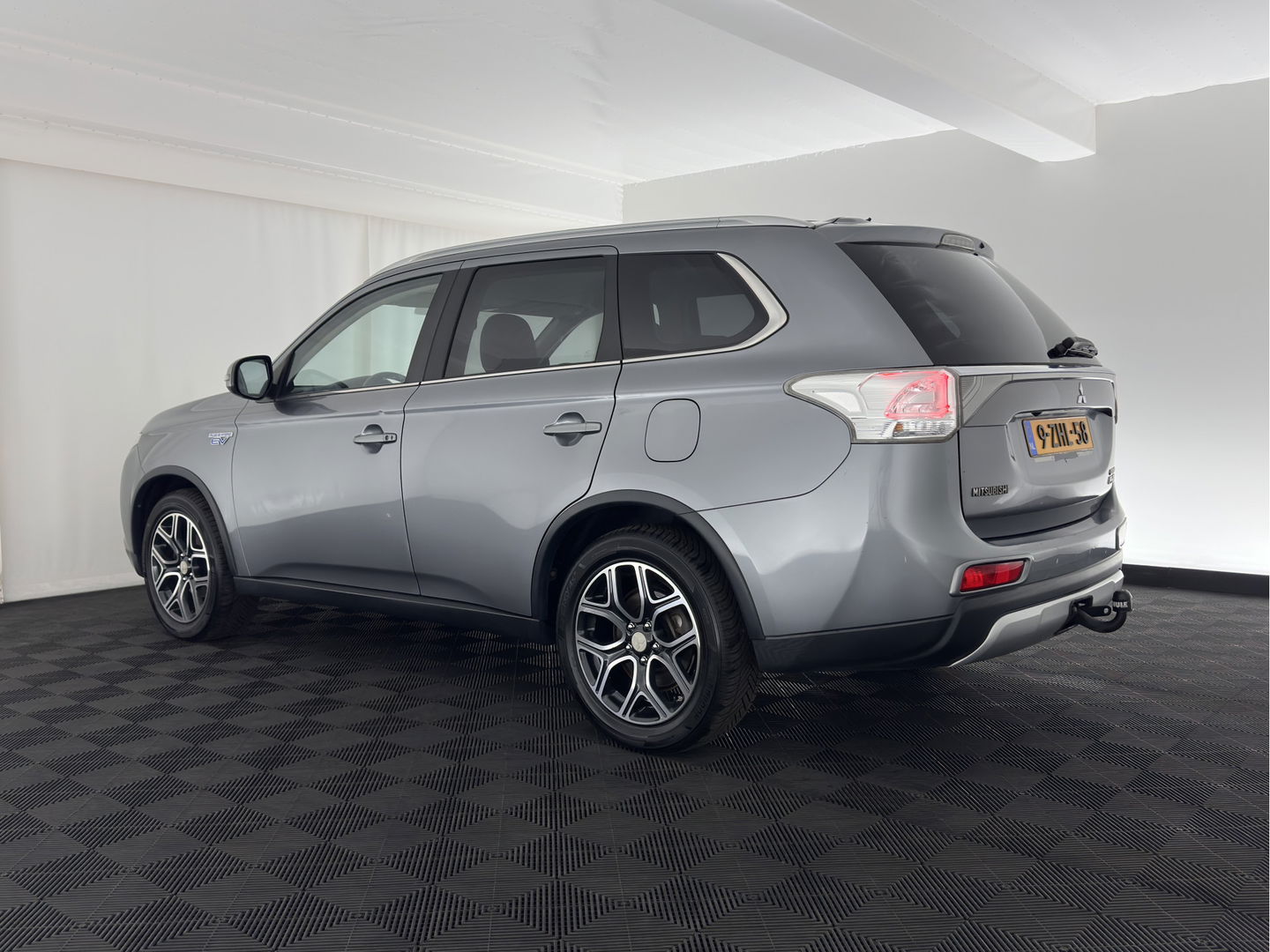 Mitsubishi Outlander 2.0 PHEV Executive Edition X-Line AWD Aut. *NAVI-FULLMAP | LEATHER-FABRIC | COMFORT-SEATS | CAMERA | ROCKFORD-AUDIO | ECC | KEYLESS | SHIFT-PADDLES | PRIVACY-GLASS | TOWBAR | 18"ALU*