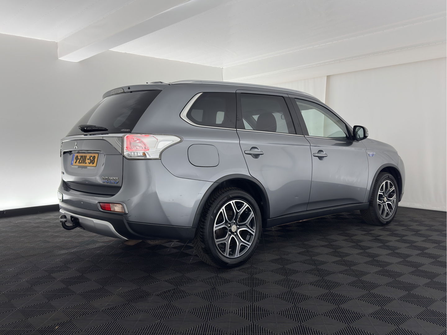 Mitsubishi Outlander 2.0 PHEV Executive Edition X-Line AWD Aut. *NAVI-FULLMAP | LEATHER-FABRIC | COMFORT-SEATS | CAMERA | ROCKFORD-AUDIO | ECC | KEYLESS | SHIFT-PADDLES | PRIVACY-GLASS | TOWBAR | 18"ALU*