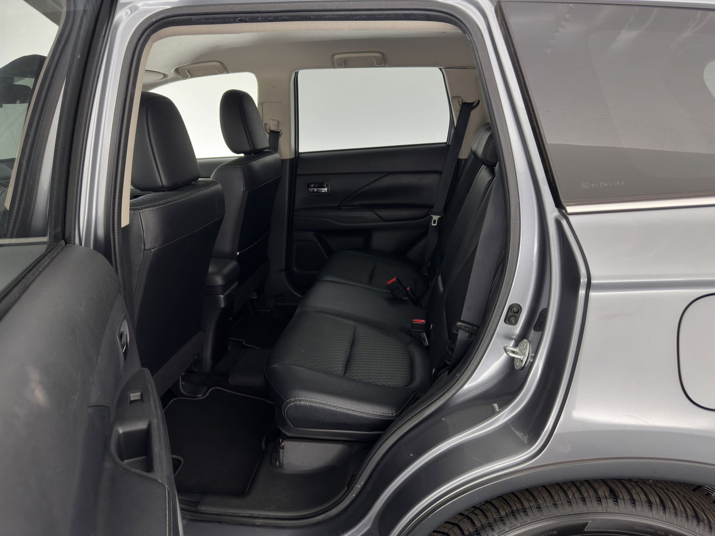 Mitsubishi Outlander 2.0 PHEV Executive Edition X-Line AWD Aut. *NAVI-FULLMAP | LEATHER-FABRIC | COMFORT-SEATS | CAMERA | ROCKFORD-AUDIO | ECC | KEYLESS | SHIFT-PADDLES | PRIVACY-GLASS | TOWBAR | 18"ALU*
