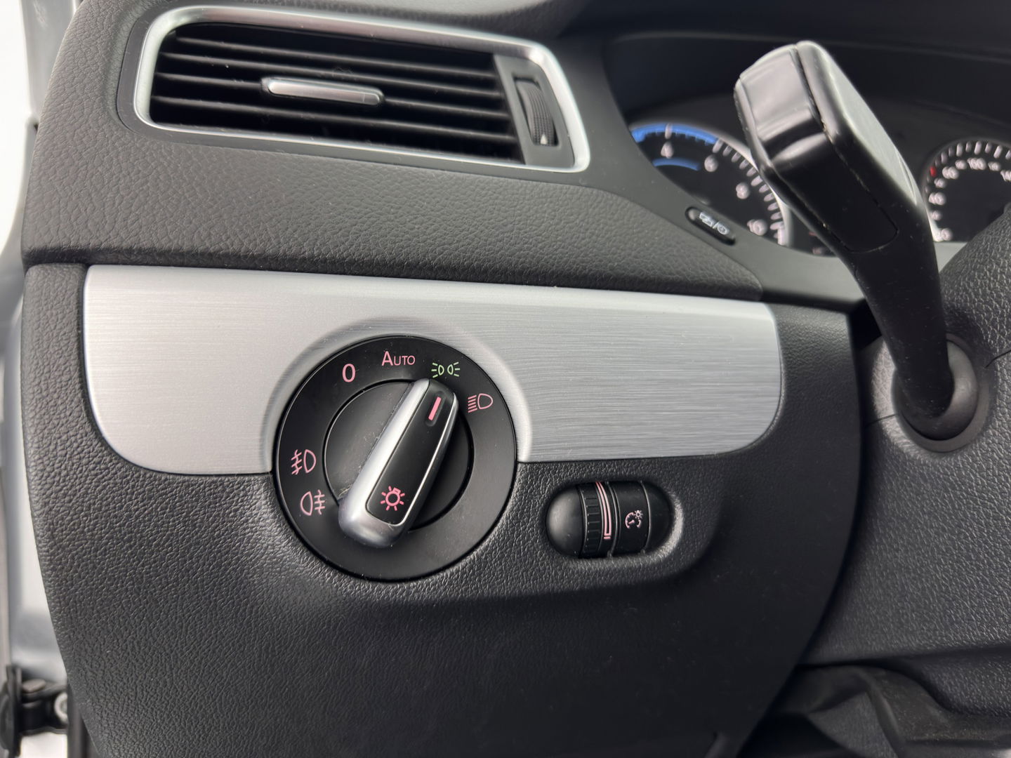 Volkswagen Jetta 1.4 TSI Hybrid Highline Aut. *XENON | NAVI | COMFORT-SEATS | ECC | PRIVACY-GLASS | PDC | SHIFT-PADDLES | CRUISE | 18''ALU*