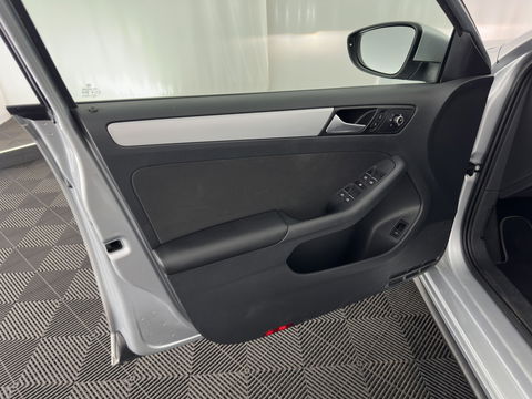 Volkswagen Jetta 1.4 TSI Hybrid Highline Aut. *XENON | NAVI | COMFORT-SEATS | ECC | PRIVACY-GLASS | PDC | SHIFT-PADDLES | CRUISE | 18''ALU*