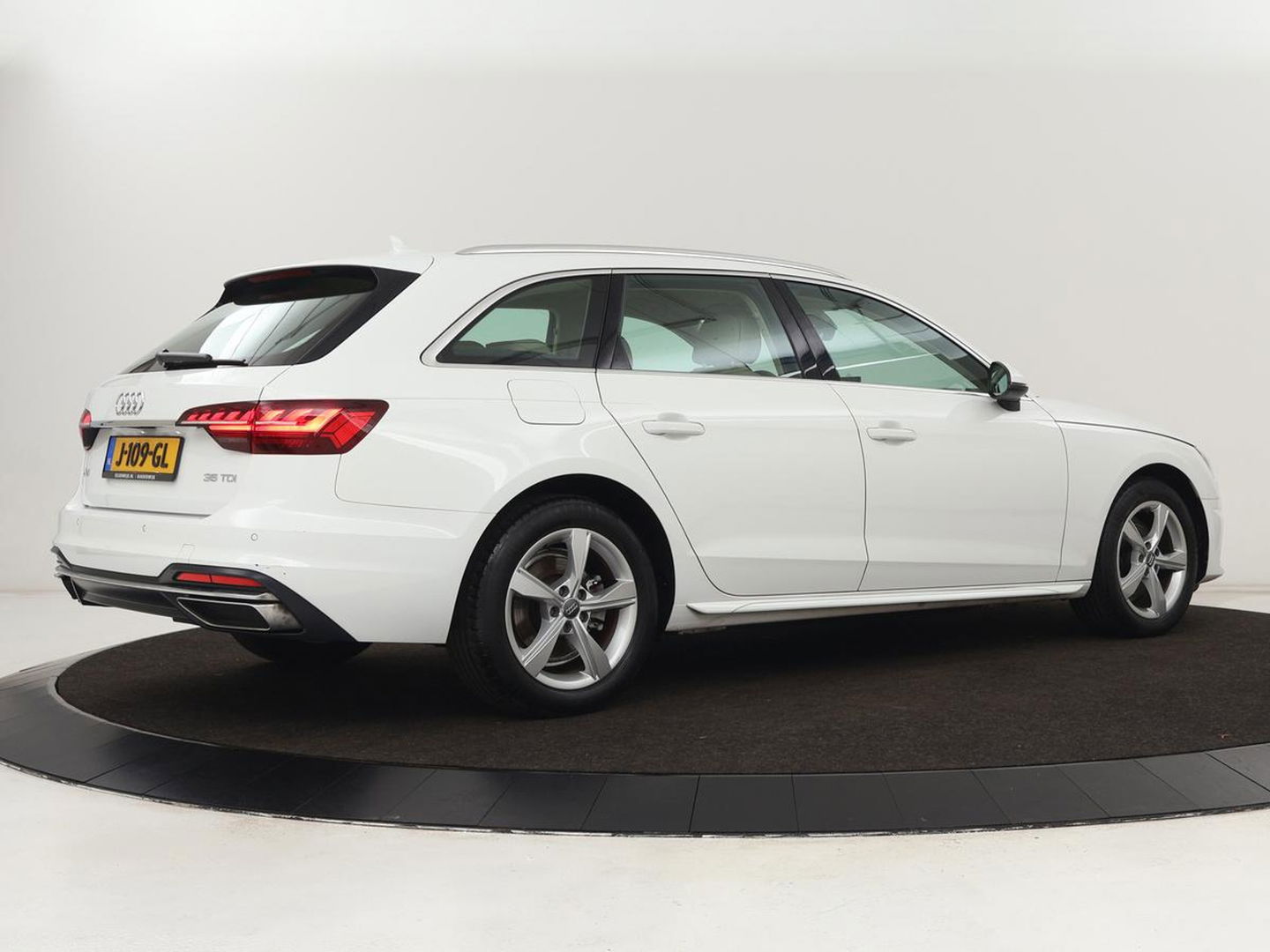 Audi A4 Avant 35 TDI Launch edition Business | Automaat | Navigatie | LED | Carplay | Leder | Cruise controle | Airco | LMV 17 inch