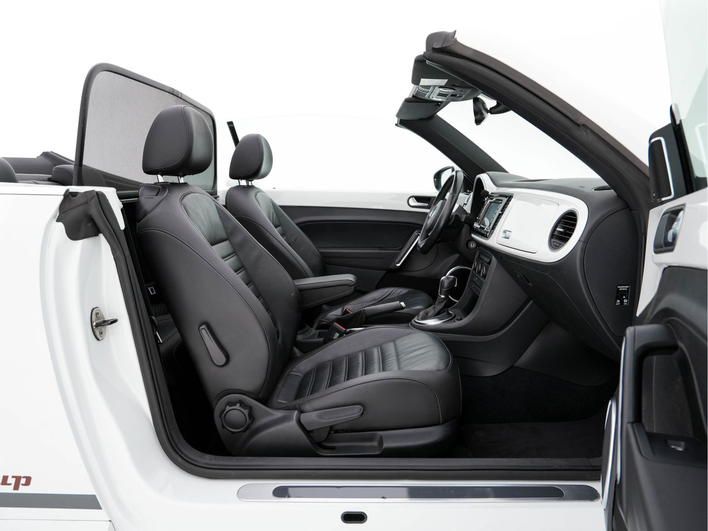 Volkswagen Beetle Cabriolet 1.6 TDI Design Cup Aut. *LUXURY-LEATHER | FENDER-AUDIO | CARPLAY | COMFORT-SEATS | HEATED-SEATS | ECC | SHIFTPADDLES | PDC | AIRSCARF | CRUISE | 19''ALU*