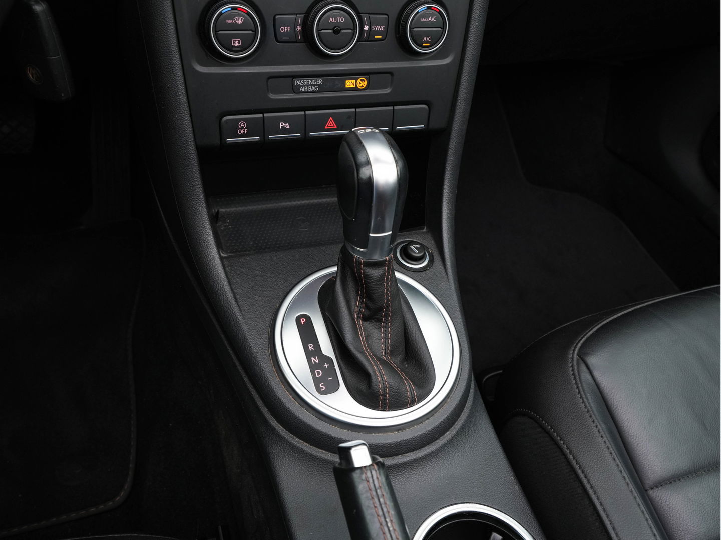 Volkswagen Beetle Cabriolet 1.6 TDI Design Cup Aut. *LUXURY-LEATHER | FENDER-AUDIO | CARPLAY | COMFORT-SEATS | HEATED-SEATS | ECC | SHIFTPADDLES | PDC | AIRSCARF | CRUISE | 19''ALU*