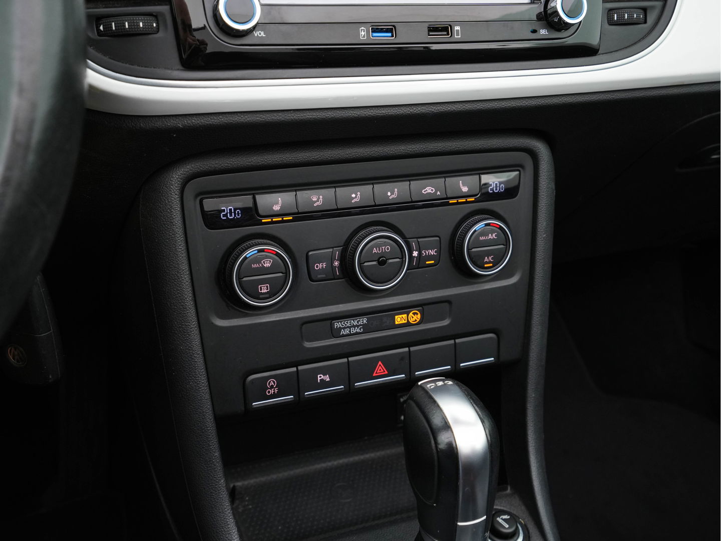 Volkswagen Beetle Cabriolet 1.6 TDI Design Cup Aut. *LUXURY-LEATHER | FENDER-AUDIO | CARPLAY | COMFORT-SEATS | HEATED-SEATS | ECC | SHIFTPADDLES | PDC | AIRSCARF | CRUISE | 19''ALU*