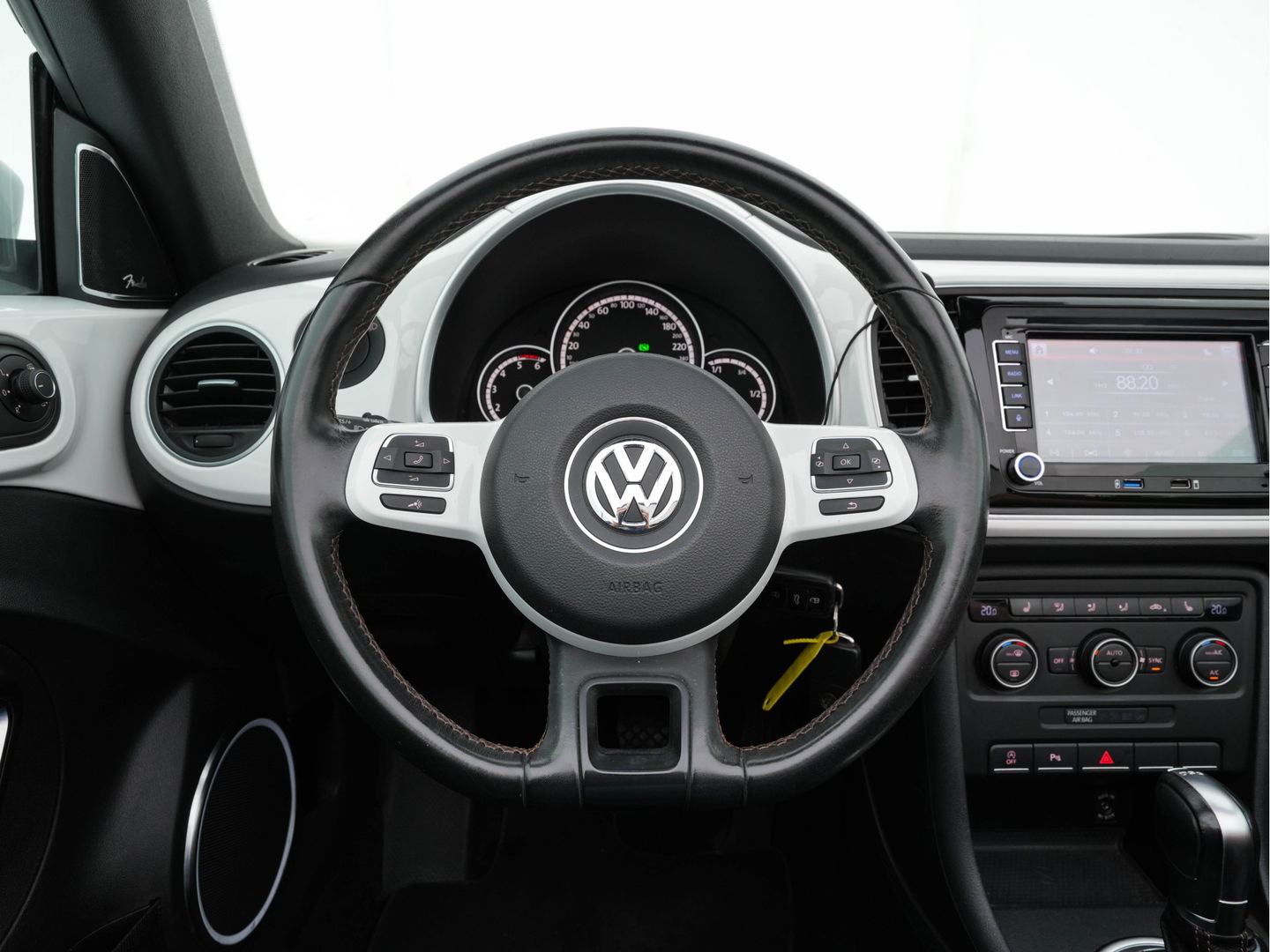 Volkswagen Beetle Cabriolet 1.6 TDI Design Cup Aut. *LUXURY-LEATHER | FENDER-AUDIO | CARPLAY | COMFORT-SEATS | HEATED-SEATS | ECC | SHIFTPADDLES | PDC | AIRSCARF | CRUISE | 19''ALU*