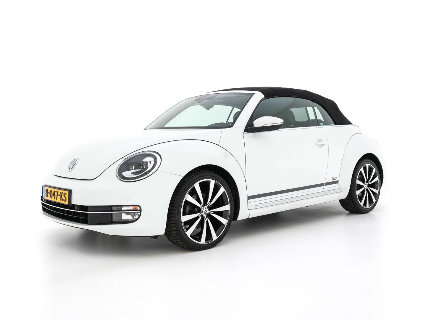 Volkswagen Beetle Cabriolet 1.6 TDI Design Cup Aut. *LUXURY-LEATHER | FENDER-AUDIO | CARPLAY | COMFORT-SEATS | HEATED-SEATS | ECC | SHIFTPADDLES | PDC | AIRSCARF | CRUISE | 19''ALU*