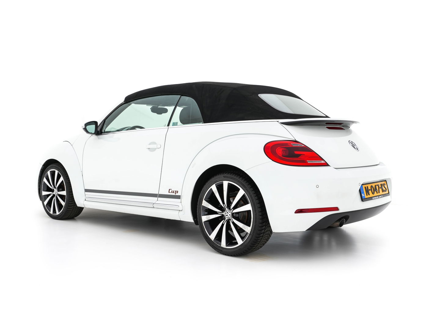 Volkswagen Beetle Cabriolet 1.6 TDI Design Cup Aut. *LUXURY-LEATHER | FENDER-AUDIO | CARPLAY | COMFORT-SEATS | HEATED-SEATS | ECC | SHIFTPADDLES | PDC | AIRSCARF | CRUISE | 19''ALU*