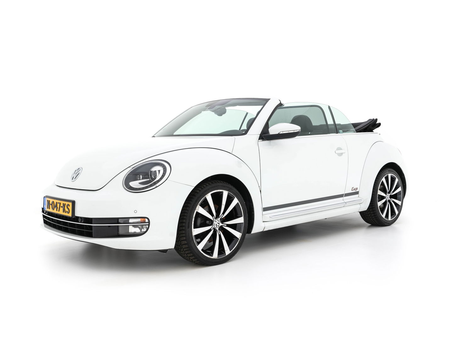 Volkswagen Beetle Cabriolet 1.6 TDI Design Cup Aut. *LUXURY-LEATHER | FENDER-AUDIO | CARPLAY | COMFORT-SEATS | HEATED-SEATS | ECC | SHIFTPADDLES | PDC | AIRSCARF | CRUISE | 19''ALU*