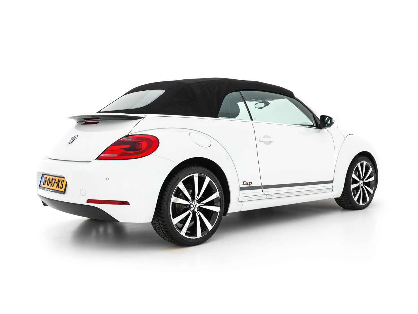 Volkswagen Beetle Cabriolet 1.6 TDI Design Cup Aut. *LUXURY-LEATHER | FENDER-AUDIO | CARPLAY | COMFORT-SEATS | HEATED-SEATS | ECC | SHIFTPADDLES | PDC | AIRSCARF | CRUISE | 19''ALU*